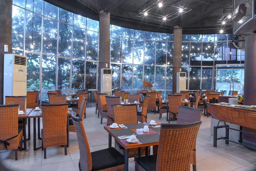 Oak Tree Emerald Hotel & Coventions Semarang Zewnętrze zdjęcie
