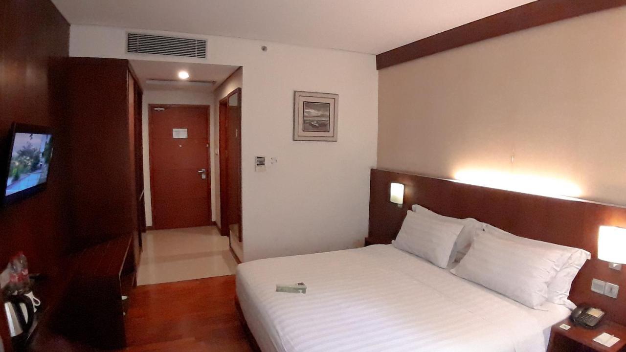 Oak Tree Emerald Hotel & Coventions Semarang Zewnętrze zdjęcie