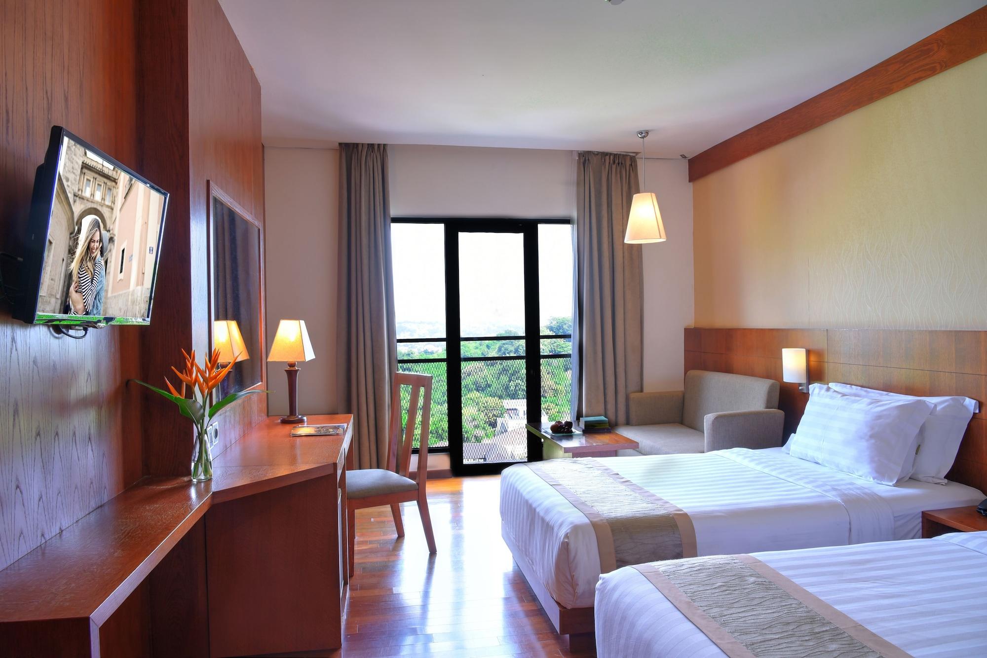 Oak Tree Emerald Hotel & Coventions Semarang Zewnętrze zdjęcie