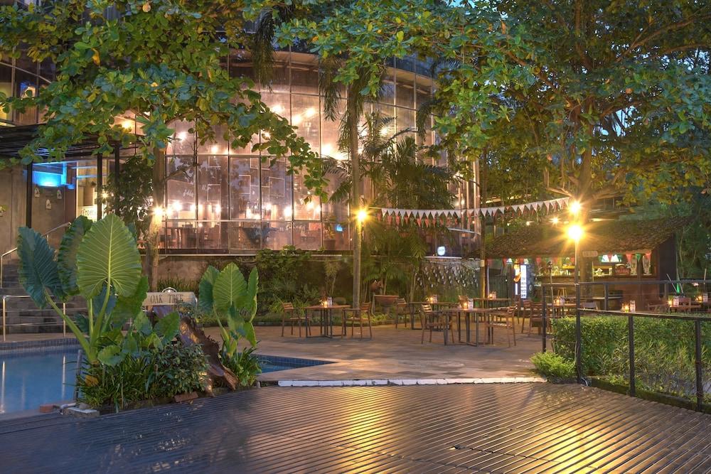 Oak Tree Emerald Hotel & Coventions Semarang Zewnętrze zdjęcie