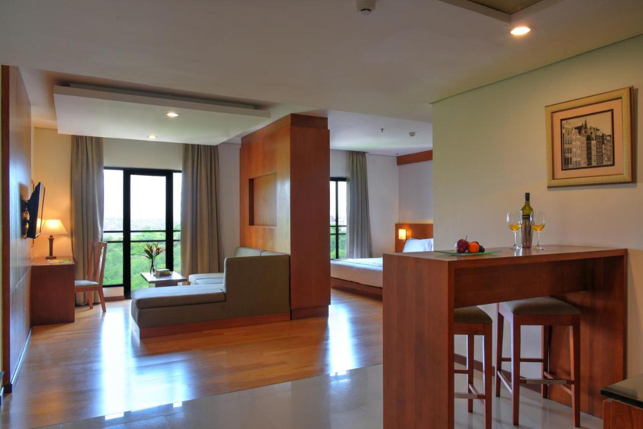 Oak Tree Emerald Hotel & Coventions Semarang Zewnętrze zdjęcie