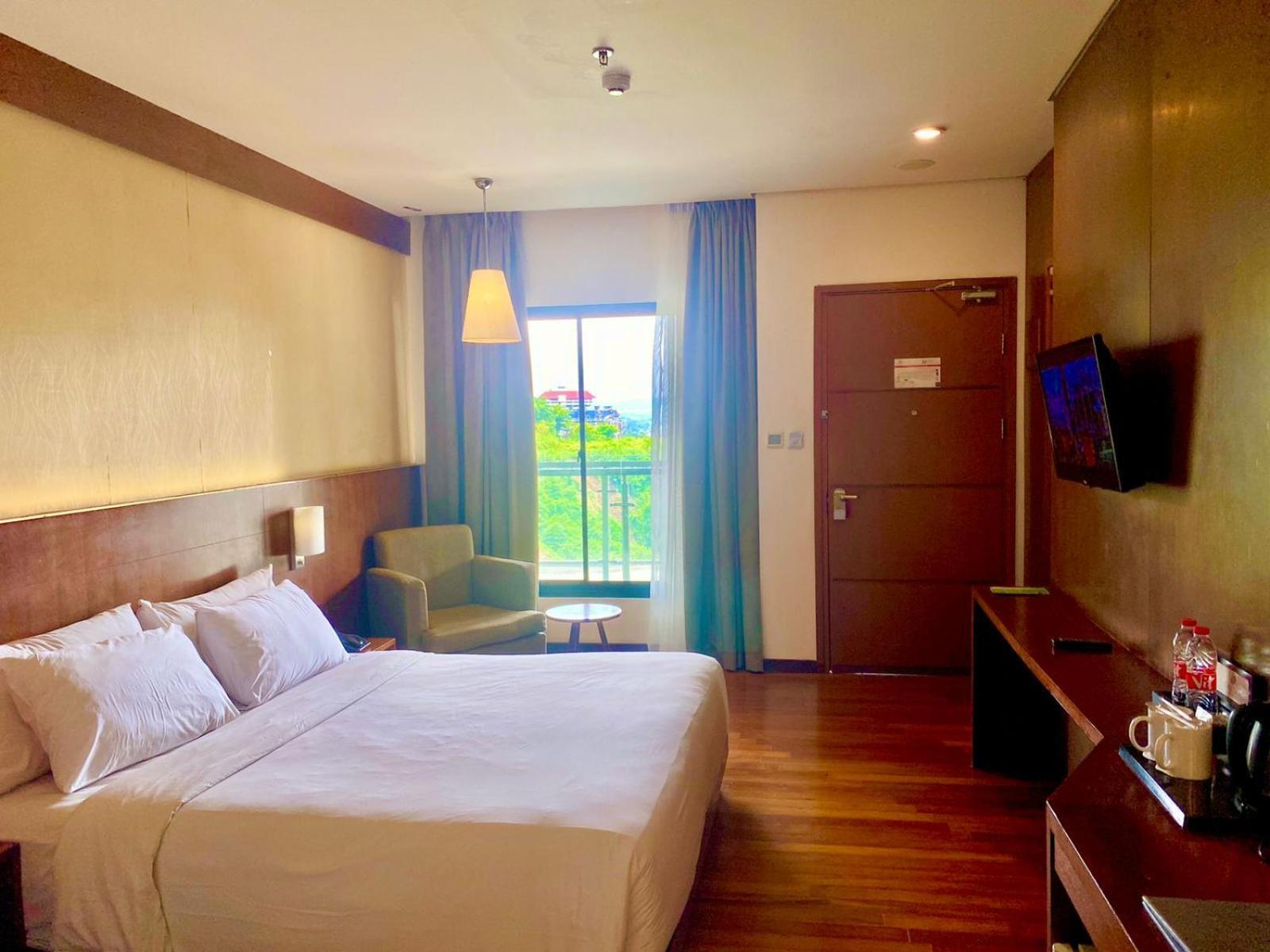 Oak Tree Emerald Hotel & Coventions Semarang Zewnętrze zdjęcie