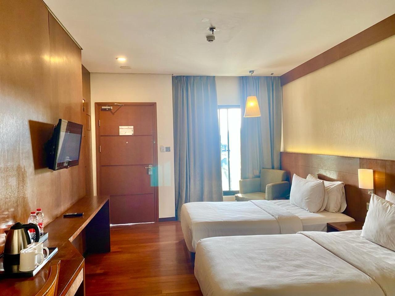 Oak Tree Emerald Hotel & Coventions Semarang Zewnętrze zdjęcie