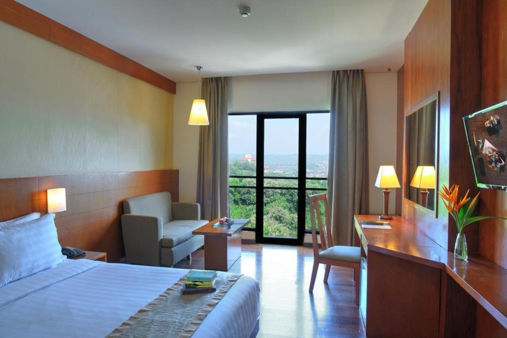 Oak Tree Emerald Hotel & Coventions Semarang Zewnętrze zdjęcie