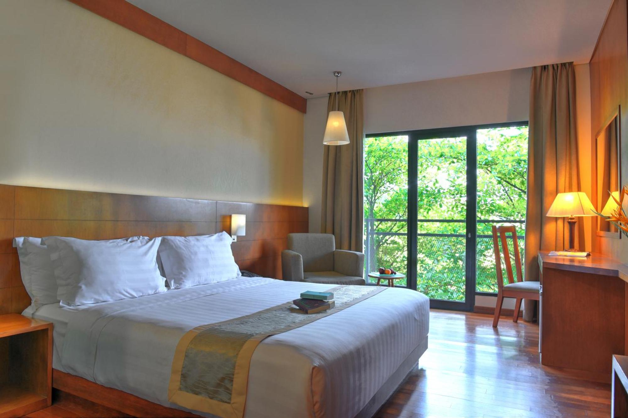 Oak Tree Emerald Hotel & Coventions Semarang Zewnętrze zdjęcie