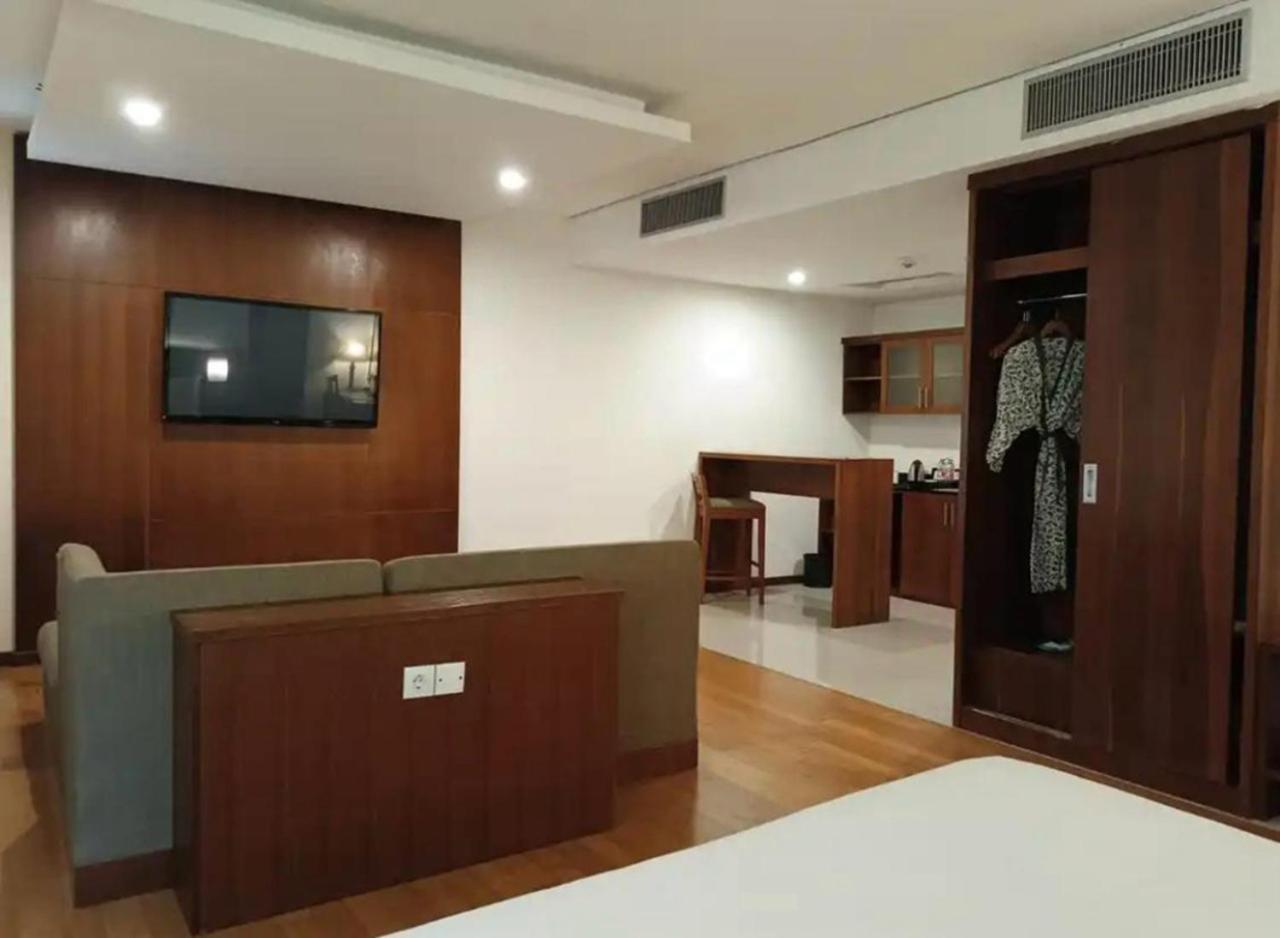 Oak Tree Emerald Hotel & Coventions Semarang Zewnętrze zdjęcie