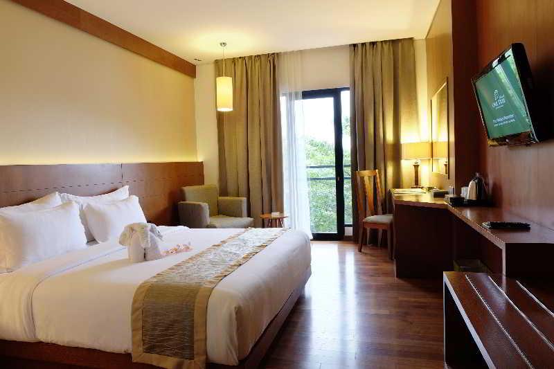 Oak Tree Emerald Hotel & Coventions Semarang Zewnętrze zdjęcie