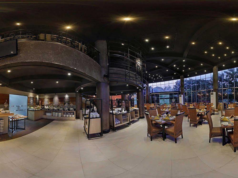 Oak Tree Emerald Hotel & Coventions Semarang Zewnętrze zdjęcie