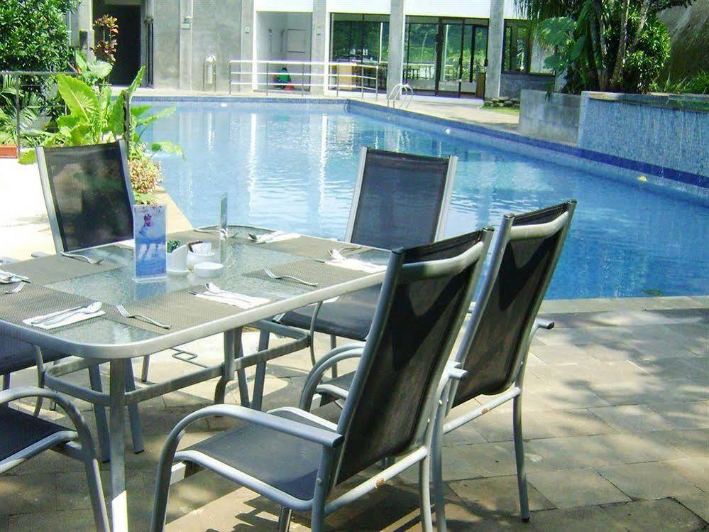 Oak Tree Emerald Hotel & Coventions Semarang Zewnętrze zdjęcie